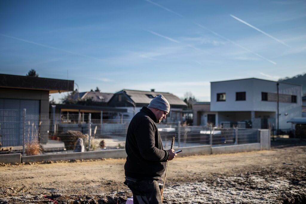 Baustellenkontrolle und Vermessung bei einem Neubauprojekt